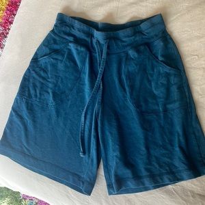 Y2K VINTAGE COVERGIRL HIGH WAIST GYM STYLE SHORTS.